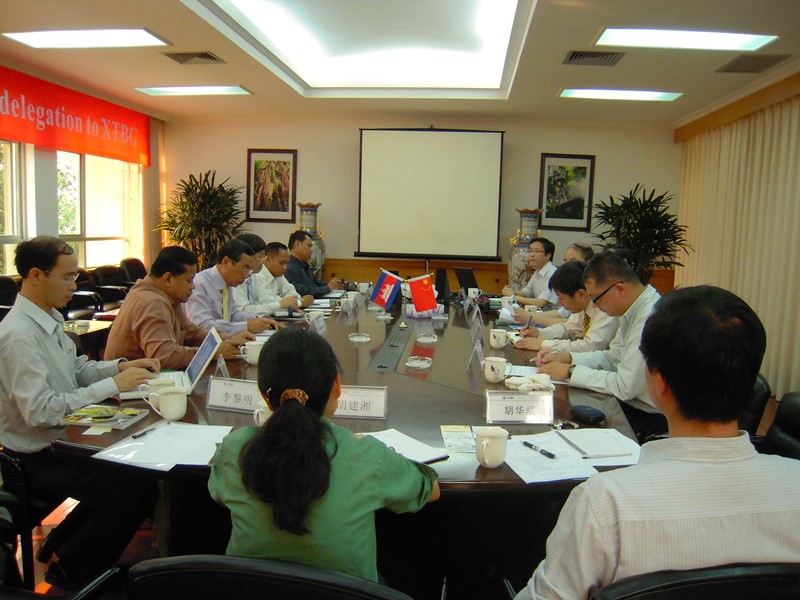 与柬埔寨代表团召开双边座谈会