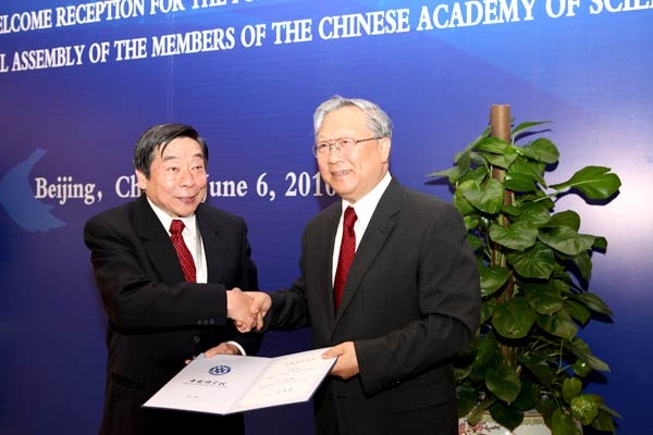 中国科学院院长路甬祥向外籍院士马佐平教授颁发证书