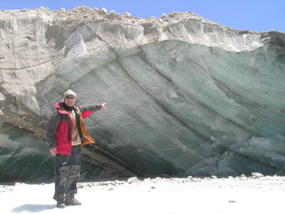 中绒布冰川末端的一个冰层剖面（能看到冰层的沉积情况）。