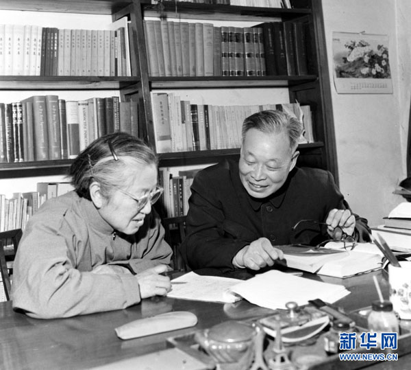 女科学家何泽慧左和她的丈夫、科学家钱三强在一起研究有关学术问题。资料照片