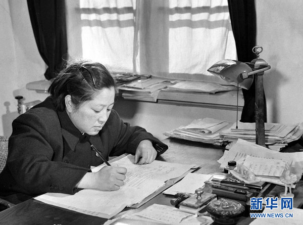 女科学家何泽慧左和她的丈夫、科学家钱三强在一起研究有关学术问题。资料照片