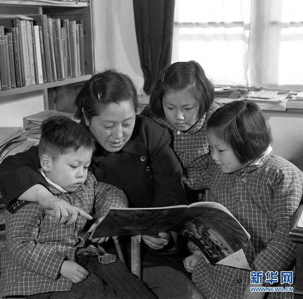 女科学家何泽慧左和她的丈夫、科学家钱三强在一起研究有关学术问题。资料照片