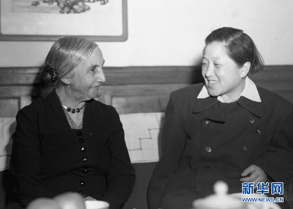 女科学家何泽慧左和她的丈夫、科学家钱三强在一起研究有关学术问题。资料照片