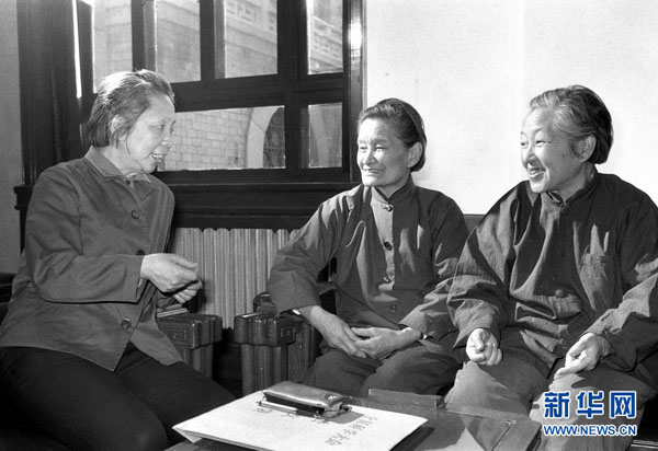 女科学家何泽慧左和她的丈夫、科学家钱三强在一起研究有关学术问题。资料照片