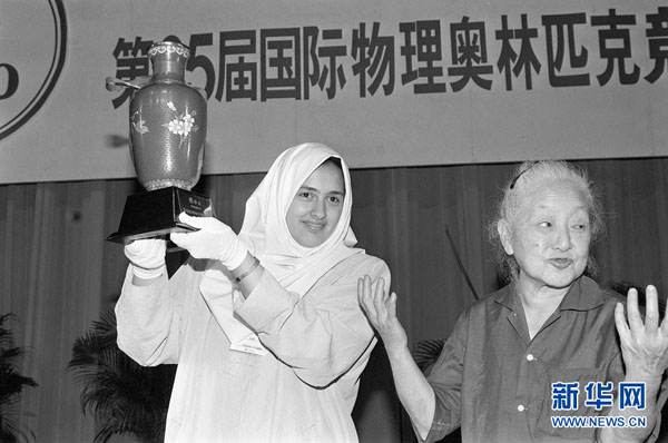 女科学家何泽慧左和她的丈夫、科学家钱三强在一起研究有关学术问题。资料照片