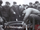 1964年，中科院副院长吴有训视察爆炸成形试验