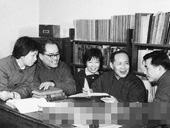 1978年，郑哲敏（右二）与科技人员讨论工作