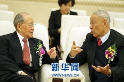 郑哲敏院士（左）与王小谟院士在人民大会堂交谈