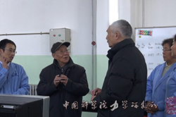 2012年，郑哲敏院士（左二）在轻气炮实验室与科技人员亲切交流