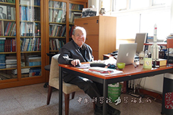 2012年，郑哲敏院士在力学所工作