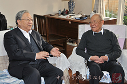 2011年，中科院院长路甬祥亲切看望郑哲敏院士（右）