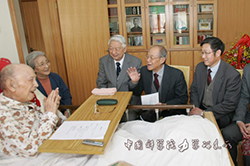2005年，郑哲敏（右三）、朱兆祥、洪友士、何林拜望钱学森