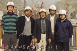 2002年，《三峡三期围堰爆破拆除方案设计与研究》项目验收后郑哲敏院士（左三）视察三峡船闸工地