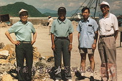1995年，郑哲敏院士（左一）在珠海爆炸筑堤工地合影