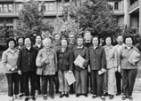 新当选的全部14名女学部委员在第四次学部委员大会期间合影